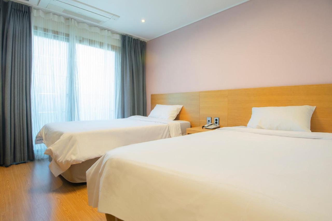 Sims Hotel Jeju Bagian luar foto