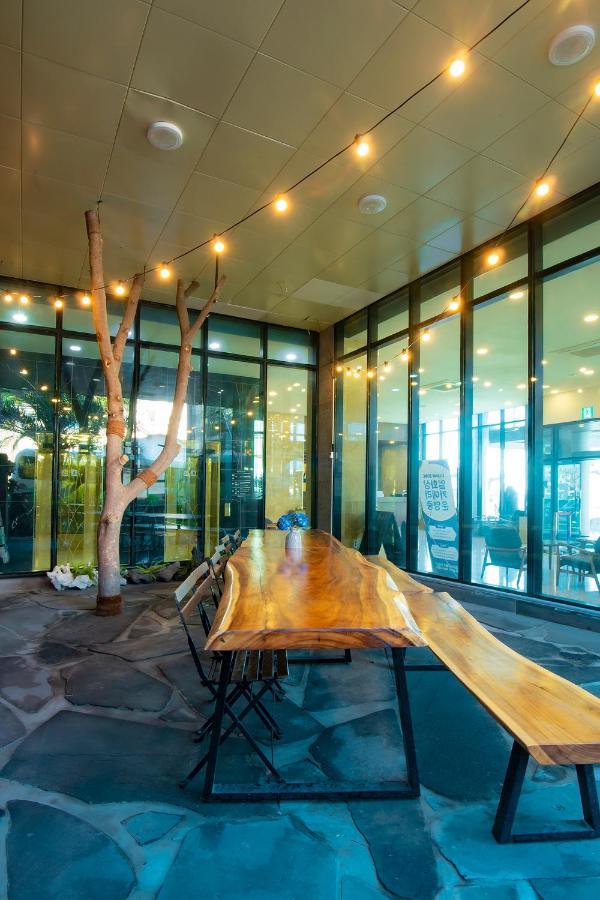 Sims Hotel Jeju Bagian luar foto