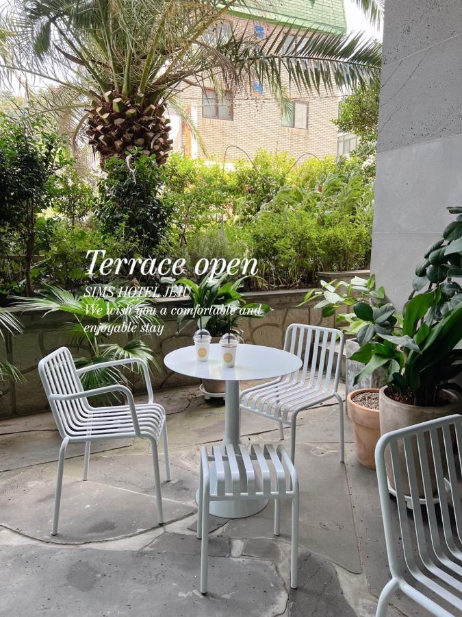 Sims Hotel Jeju Bagian luar foto